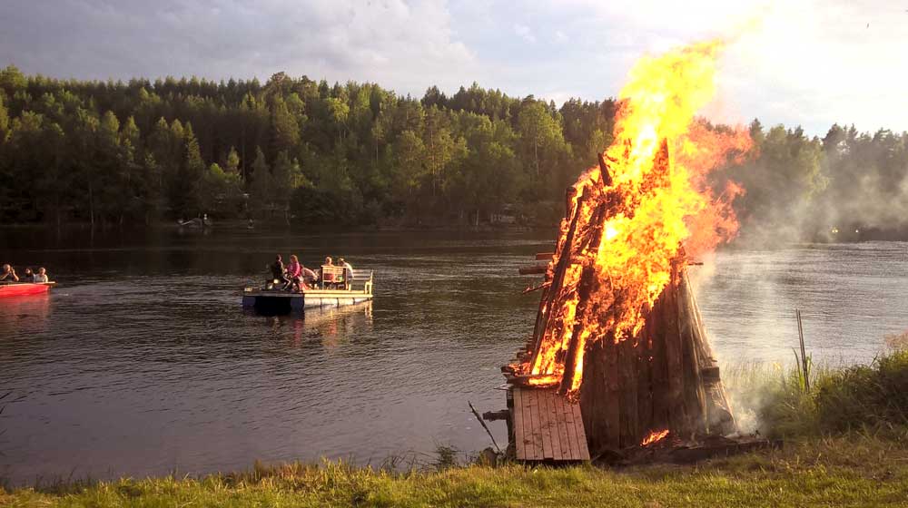 Jos metsäpalovaroitus ei ole voimassa. Niin kokko sytytetään. klo 21.00.  Ravintola palvelee normaalisti lauantaina sekä sunnuntaina.